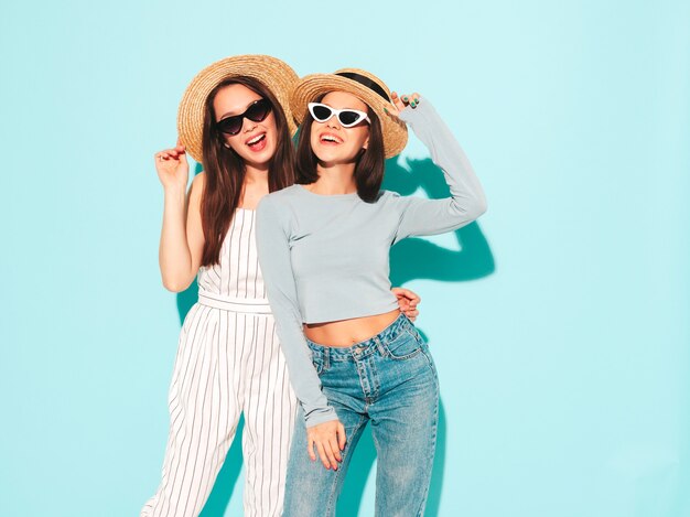 Dos joven hermosa mujer hipster sonriente en ropa de verano de moda