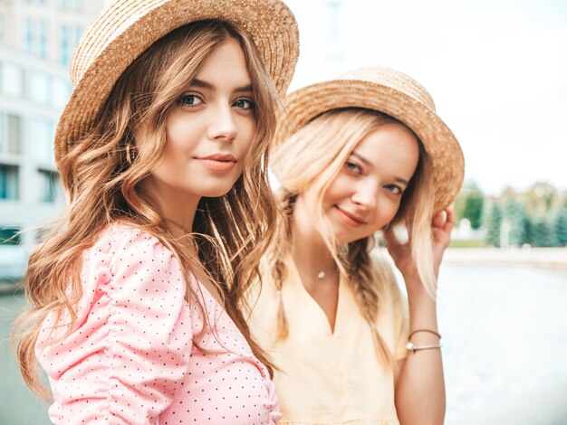 Dos joven hermosa mujer sonriente hipster en vestido de verano de moda