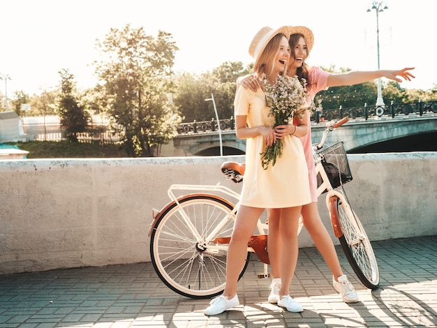 Dos joven hermosa mujer sonriente hipster en vestido de verano de moda