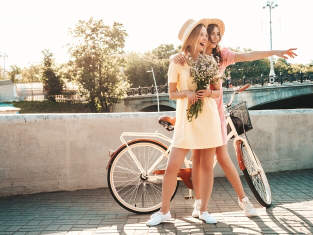 Dos joven hermosa mujer sonriente hipster en vestido de verano de moda