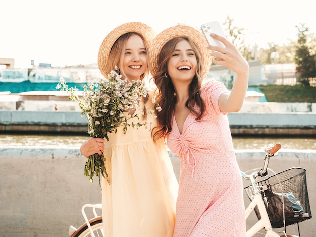 Dos joven hermosa mujer sonriente hipster en vestido de verano de moda