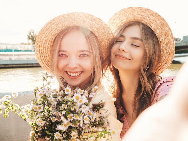 Dos joven hermosa mujer sonriente hipster en vestido de verano de moda