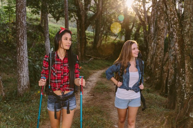 Dos jóvenes amigas caminatas en el bosque