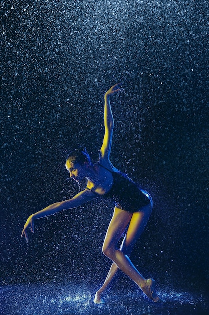 Dos jóvenes bailarinas de ballet bajo las gotas de agua