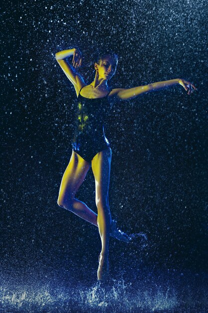 Dos jóvenes bailarinas de ballet bajo las gotas de agua