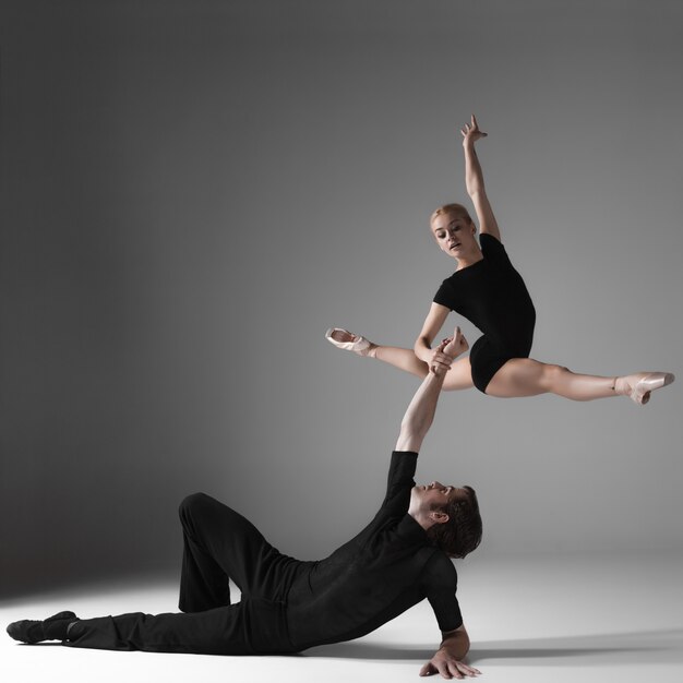 Dos jóvenes bailarines de ballet moderno en gris