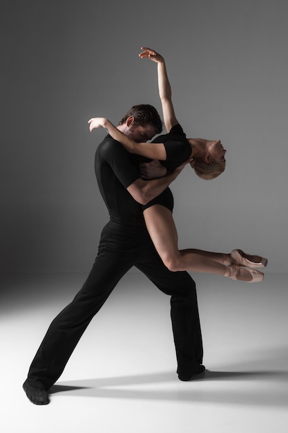 Dos jóvenes bailarines de ballet moderno