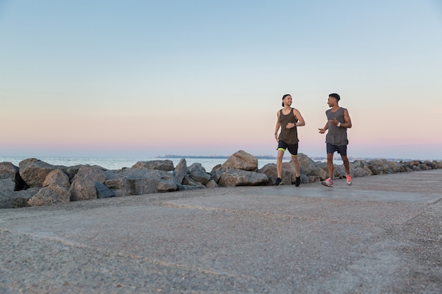 Dos jóvenes deportistas corriendo juntos