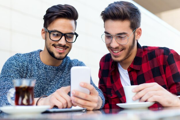 Dos jóvenes empresarios que trabajan en la cafetería.