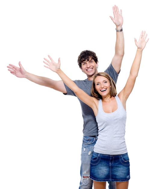 Foto gratuita dos jóvenes felices con las manos levantadas hacia arriba