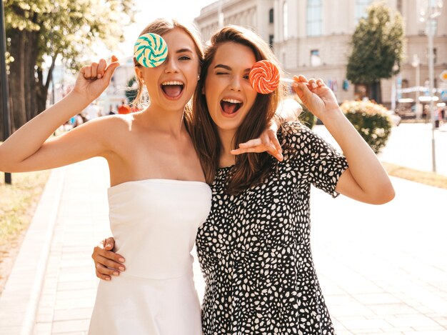 Dos jóvenes hermosas chicas hipster sonrientes en ropa de moda de verano