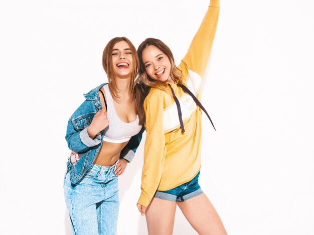 Dos jóvenes hermosas chicas sonrientes en ropa de moda jeans de verano. Sexy mujer despreocupada. Modelos positivos