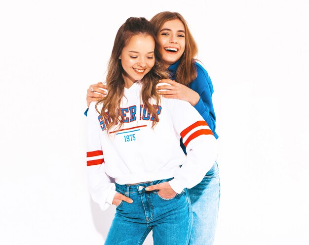 Foto gratuita dos jóvenes hermosas chicas sonrientes en ropa de moda de verano. mujeres despreocupadas modelos positivos