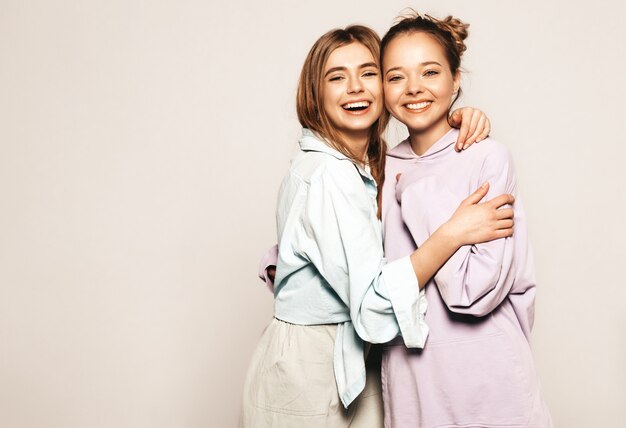 Dos jóvenes hermosas chicas sonrientes en ropa de moda de verano. Sexy mujer despreocupada. Modelos positivos