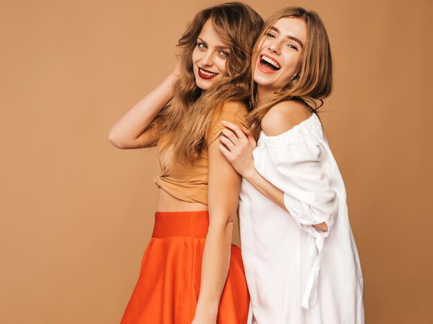 Dos jóvenes hermosas chicas sonrientes en ropa de moda de verano. Sexy mujer despreocupada posando. Modelos positivos