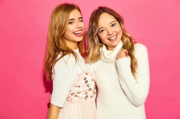 Dos jóvenes hermosas mujeres sonrientes en ropa blanca de moda de verano