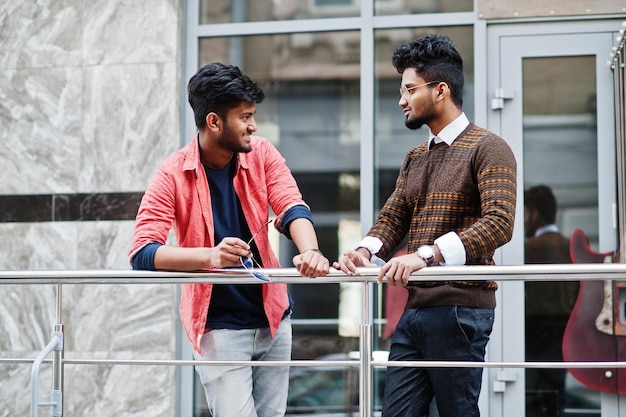 Dos jóvenes indios con estilo modelo fritos posando en la calle