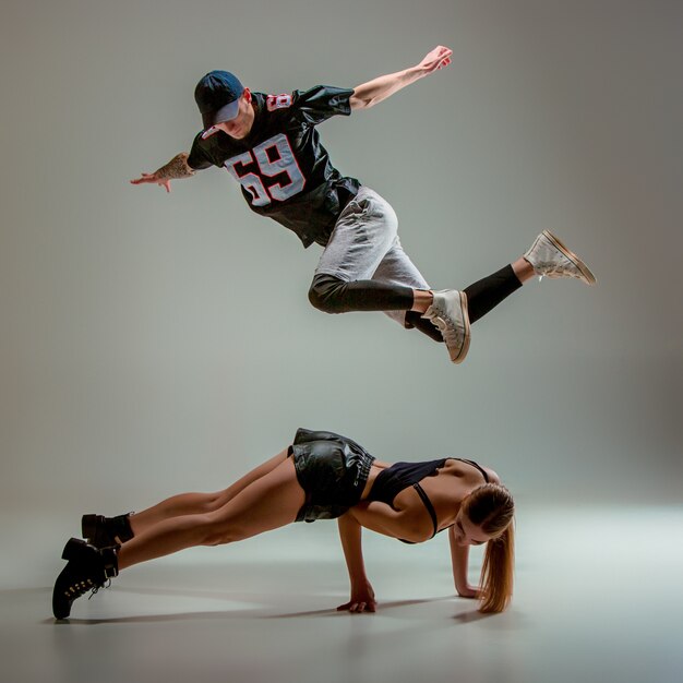 Los dos jóvenes, mujer y niño bailando hip hop