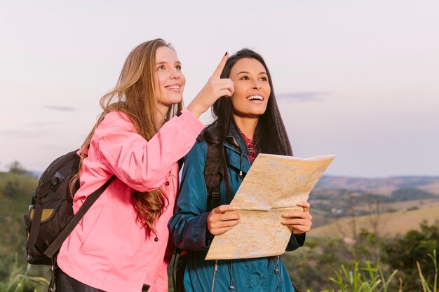 Dos jóvenes viajeros en busca de su próximo destino con un mapa