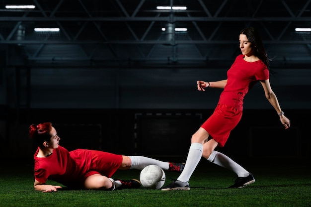 Dos jugadoras de fútbol