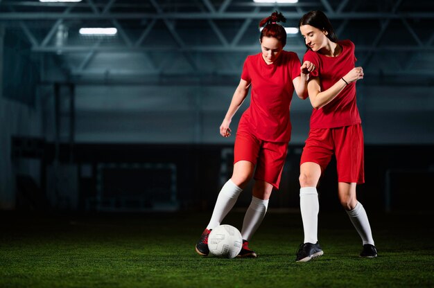 Dos jugadoras de fútbol