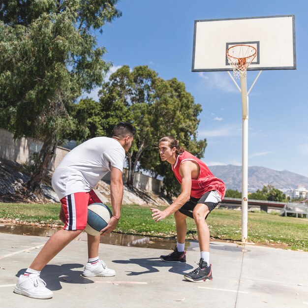 Dos jugadores de baloncesto en la cancha al aire libre