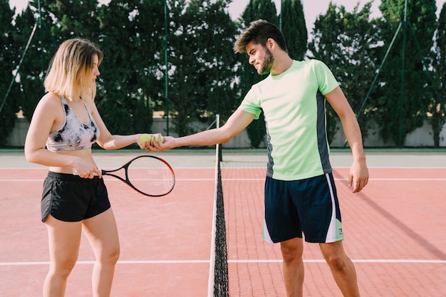 Foto gratuita dos jugadores de tenis chocando manos