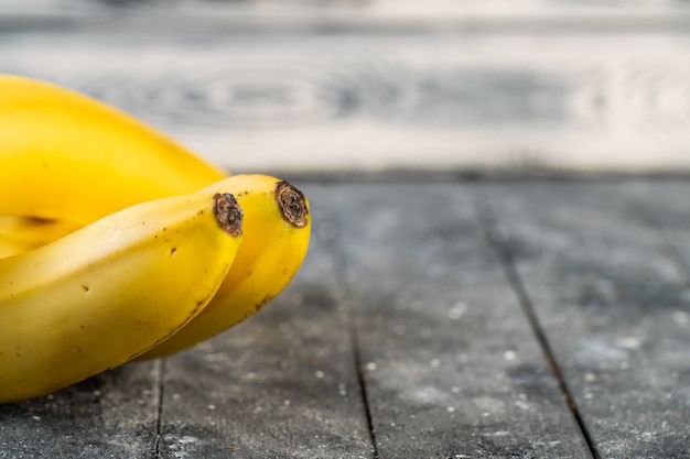 Dos jugosas bananas en una mesa de madera