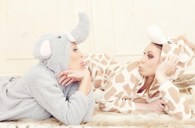 Dos lindas chicas en pijama divirtiéndose.