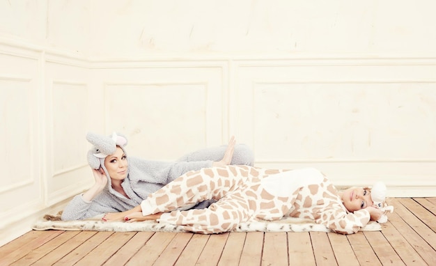 Dos lindas chicas en pijama divirtiéndose.