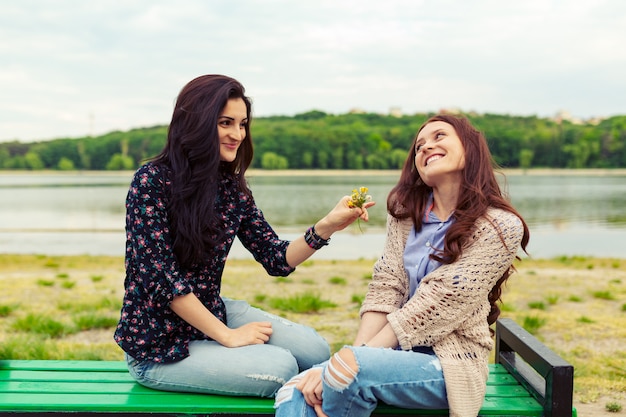 Dos lindas hermanas chicas divirtiéndose juntas