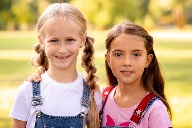 Dos lindas niñas sonriendo a la cámara