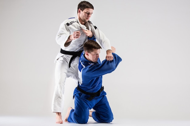 Foto gratuita los dos luchadores judokas que luchan contra hombres