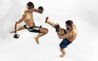 Foto gratuita dos luchadores de mma profesionales de boxeo aislado en blanco studio.