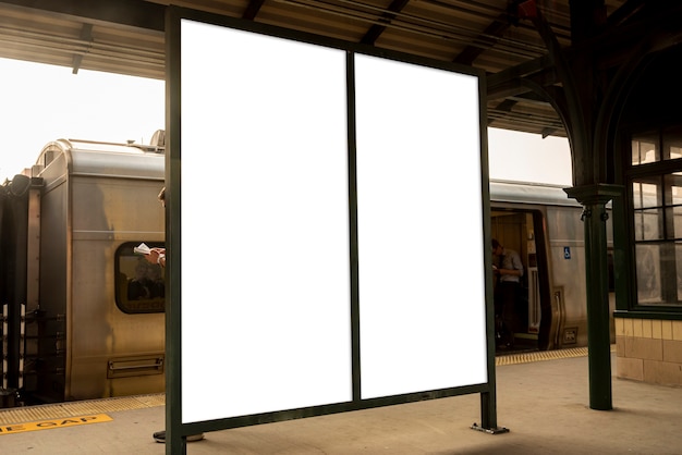 Dos maquetas publicitarias en una estación de tren