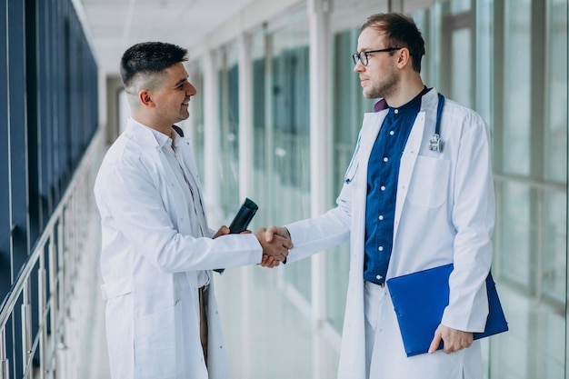 Dos médicos varones caminando por el pasillo