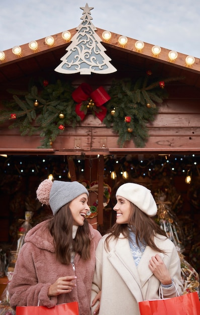 Dos mejores amigas en el mercado navideño