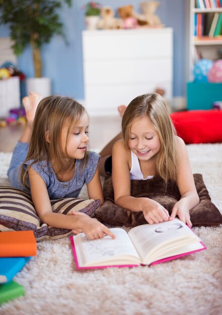 Dos mejores amigos leyendo un libro de aventuras.