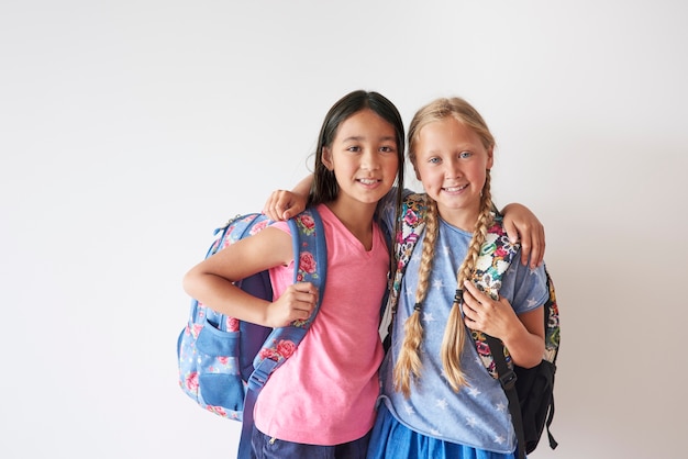 Dos mejores amigos con mochilas.