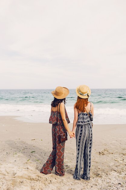 Dos mejores amigos en la playa.