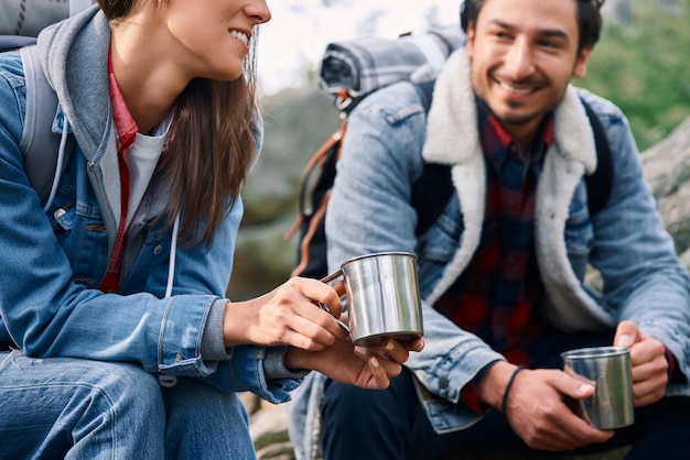 Foto gratuita dos mochileros tomando café y hablando