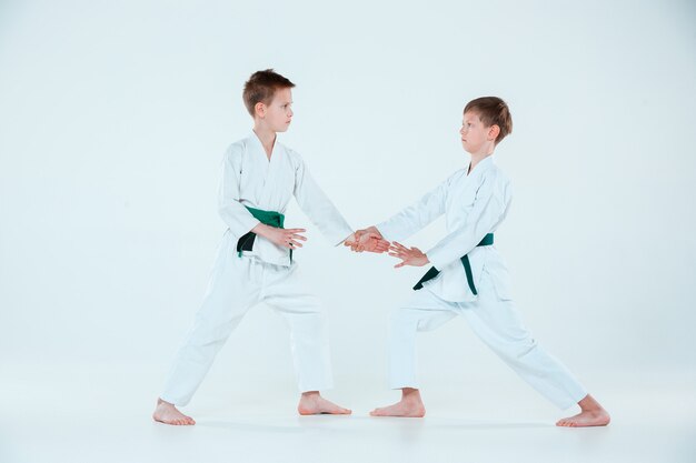 Los dos muchachos peleando en el entrenamiento de Aikido en la escuela de artes marciales. Estilo de vida saludable y concepto deportivo