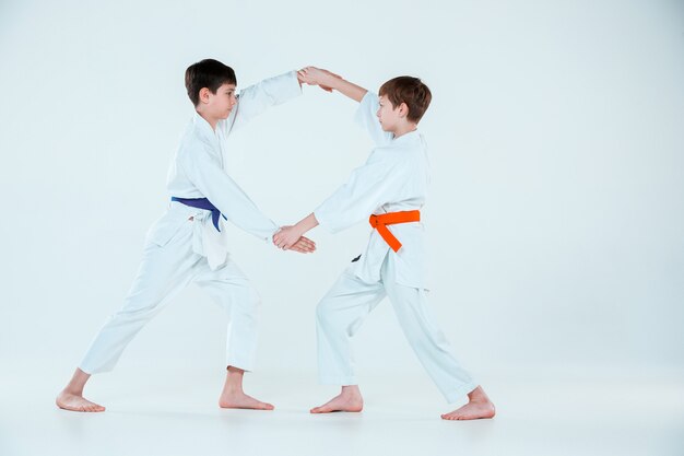 Los dos muchachos peleando en el entrenamiento de Aikido en la escuela de artes marciales. Estilo de vida saludable y concepto deportivo