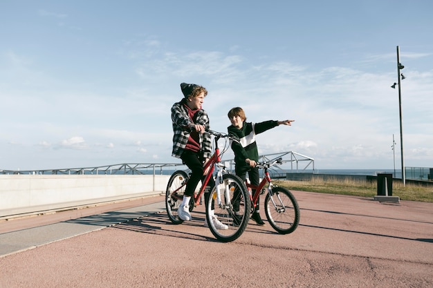 Dos muchachos con sus bicicletas al aire libre.