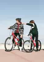 Foto gratuita dos muchachos con sus bicicletas al aire libre.
