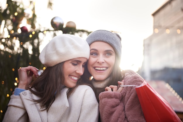 Dos mujeres, se abrazar, en, navidad