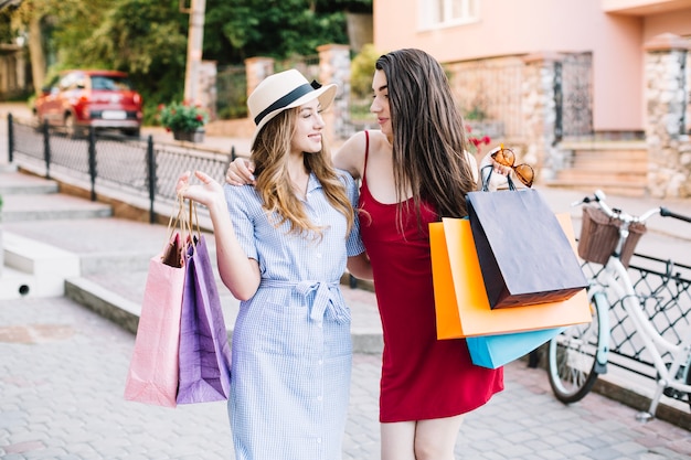 Dos mujeres abrazos en la calle