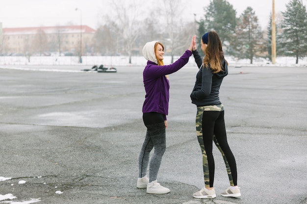 Foto gratuita dos mujeres de alto riesgo durante el entrenamiento