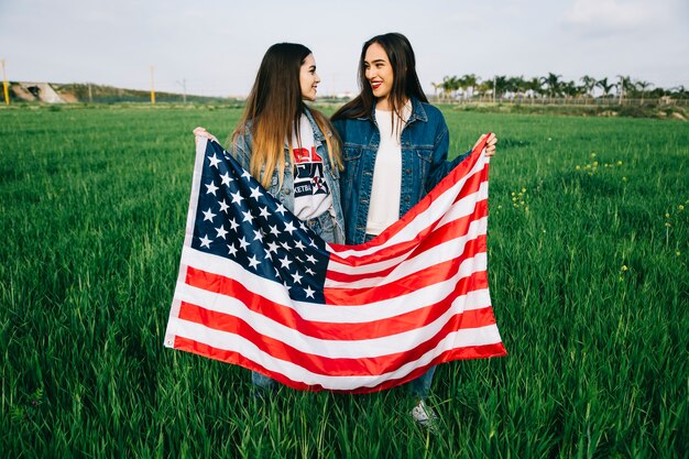 Dos mujeres con bandera estadounidense