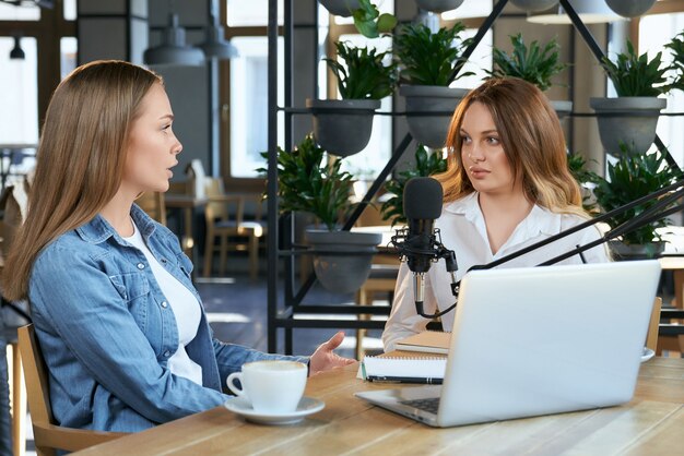 Dos mujeres blogueras que se comunican sobre diferentes temas.